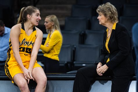 Image of Lisa Bluder a a women's basketball head coach
