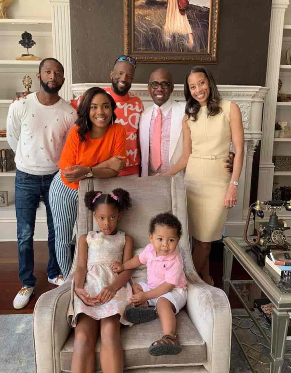 Image of Rickey Smiley with his kids and grandkids 